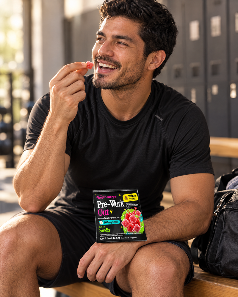 Hombre en los vestidores del gym con una gomita Pre-Work Out Sandía y el sobre sobre la rodilla