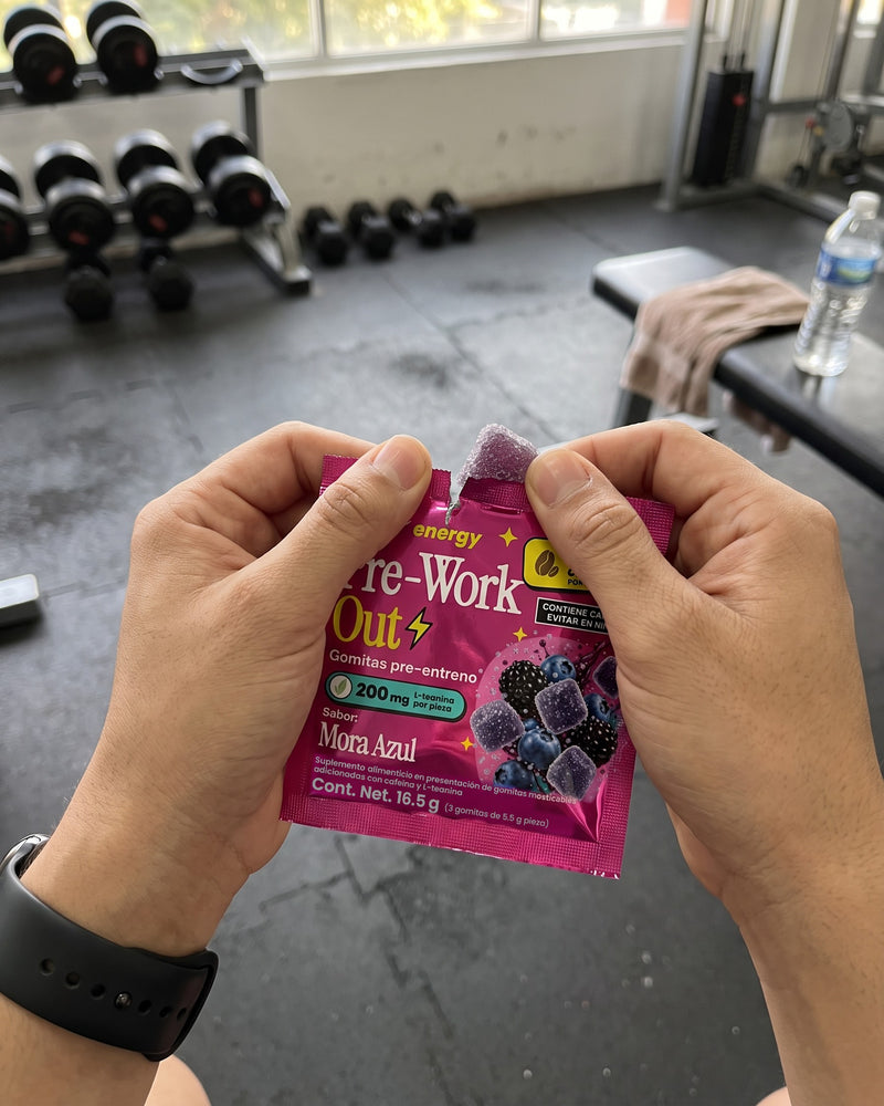 Manos abriendo un sobre Pre-Work Out Mora Azul en el gym