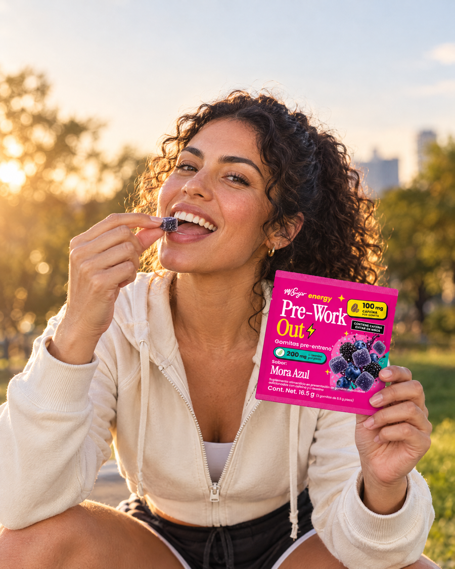 Mujer en un parque al atardecer comiendo una gomita Pre-Work Out Mora Azul antes de correr